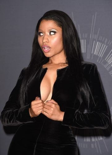 Nicki Minaj'ın Sandığı Gömleğin İçinde Kalmak İstemedi