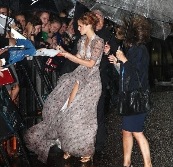 Emma Watson Elbise Rüzgara Yakalandı